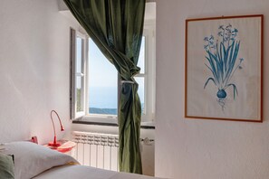 1 bedroom, bed sheets