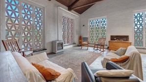 Una habitación amplia con una cama grande, un sofá, un televisor y una chimenea.