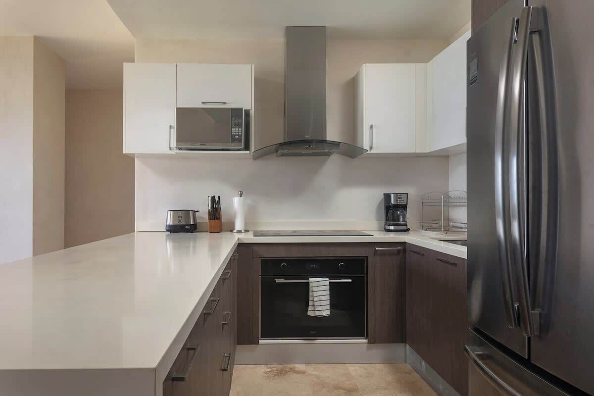 Mikrobølgeovn, kaffe-/temaskine, køkkentøj/tallerkener/redskaber