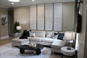 Una Smart TV, una mesa de tenis de mesa