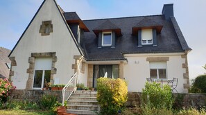 Exterior - Detached family apartment on the first floor of a house with garden (Landévant)