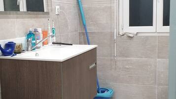 Een douche, een haardroger, handdoeken, zeep