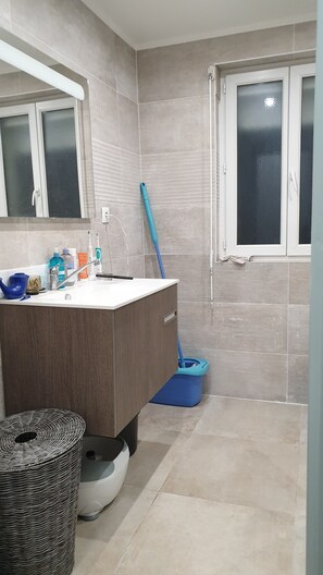 Een douche, een haardroger, handdoeken, zeep