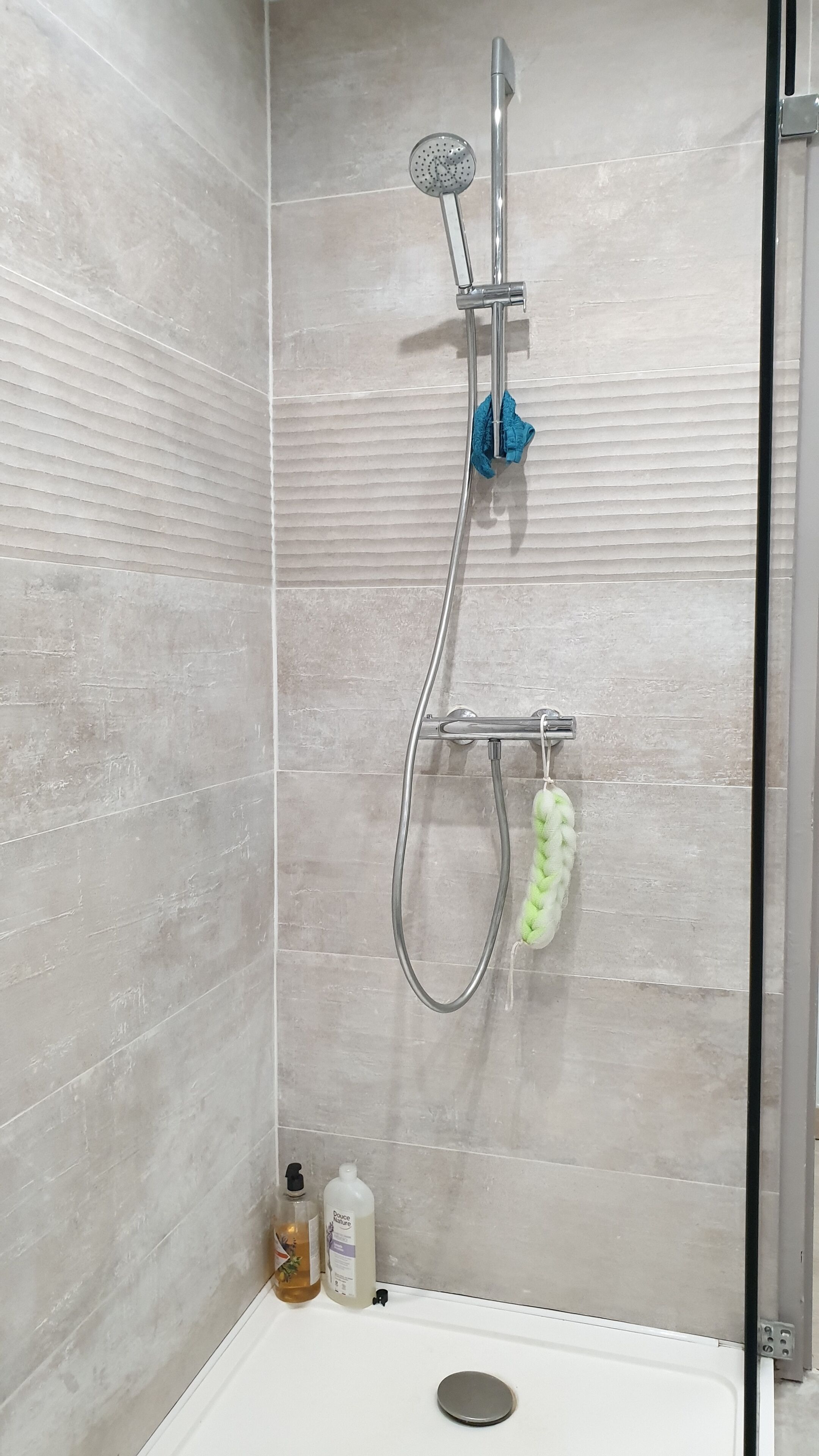 Douche, sèche-cheveux, serviettes fournies, savon