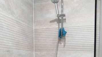 Douche, sĂšche-cheveux, serviettes fournies, savon