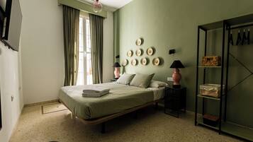 Quarto casal conforto | Edredons de pluma, cofres nos quartos, escrivaninha