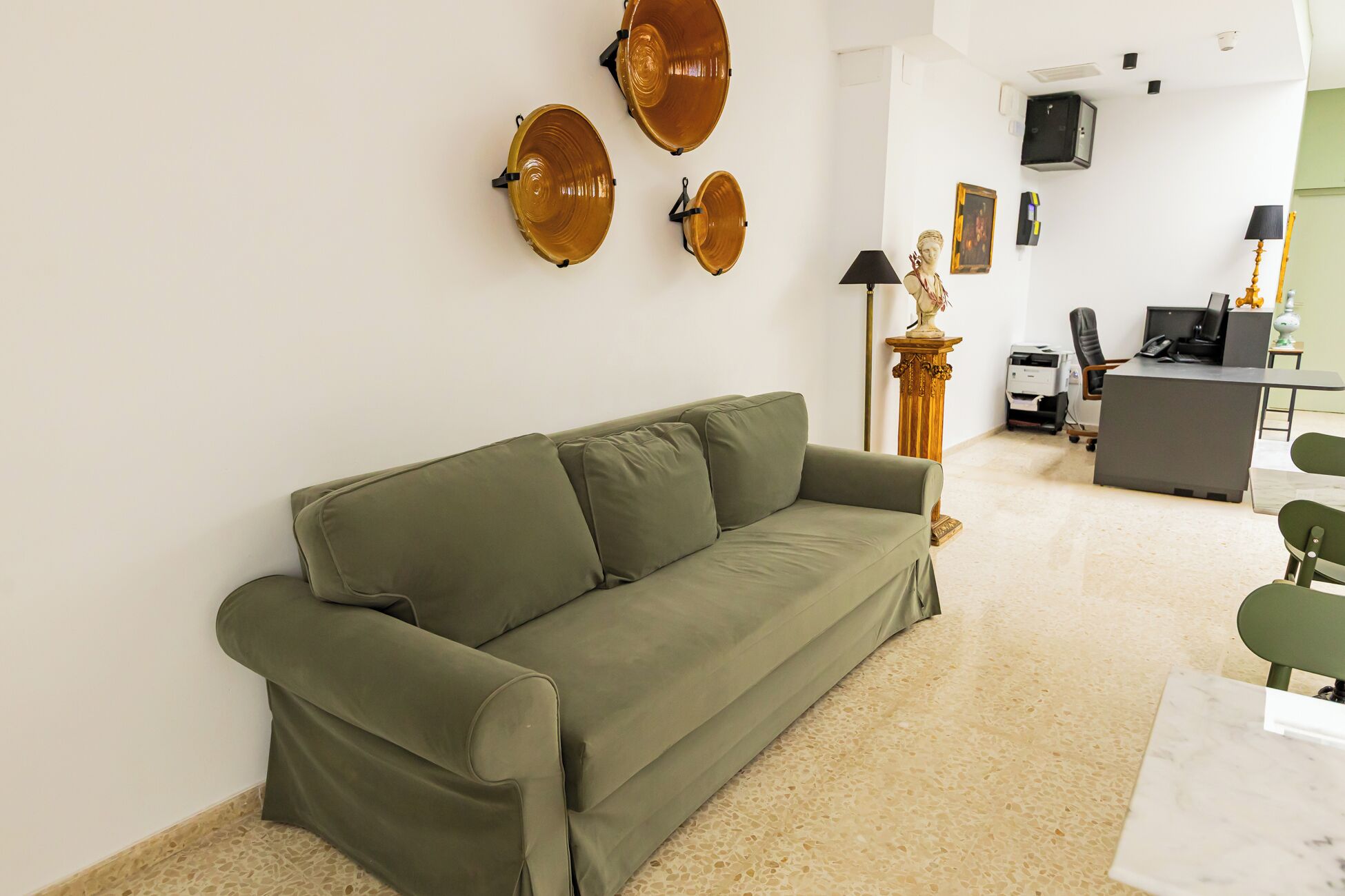 Een 50-inch smart-tv met satellietzenders