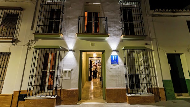 A building with barred windows and a central entrance. - HN Salteras (Salteras)
