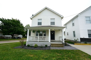 Exterior - 2 homes- 7BR: Gather & Relax (Elyria)