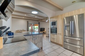 Geladeira, micro-ondas, fogão, cooktop