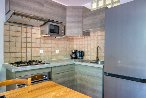 Fridge, microwave, oven, stovetop
