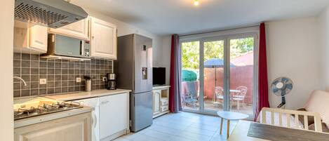 Fridge, microwave, stovetop, coffee/tea maker