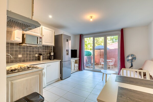 Fridge, microwave, stovetop, coffee/tea maker