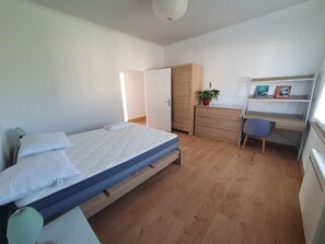 5 bedrooms, iron/ironing board, WiFi, bed sheets
