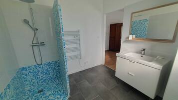 Suihku, ilmaiset hygieniatuotteet, hiustenkuivaaja, pyyhkeet