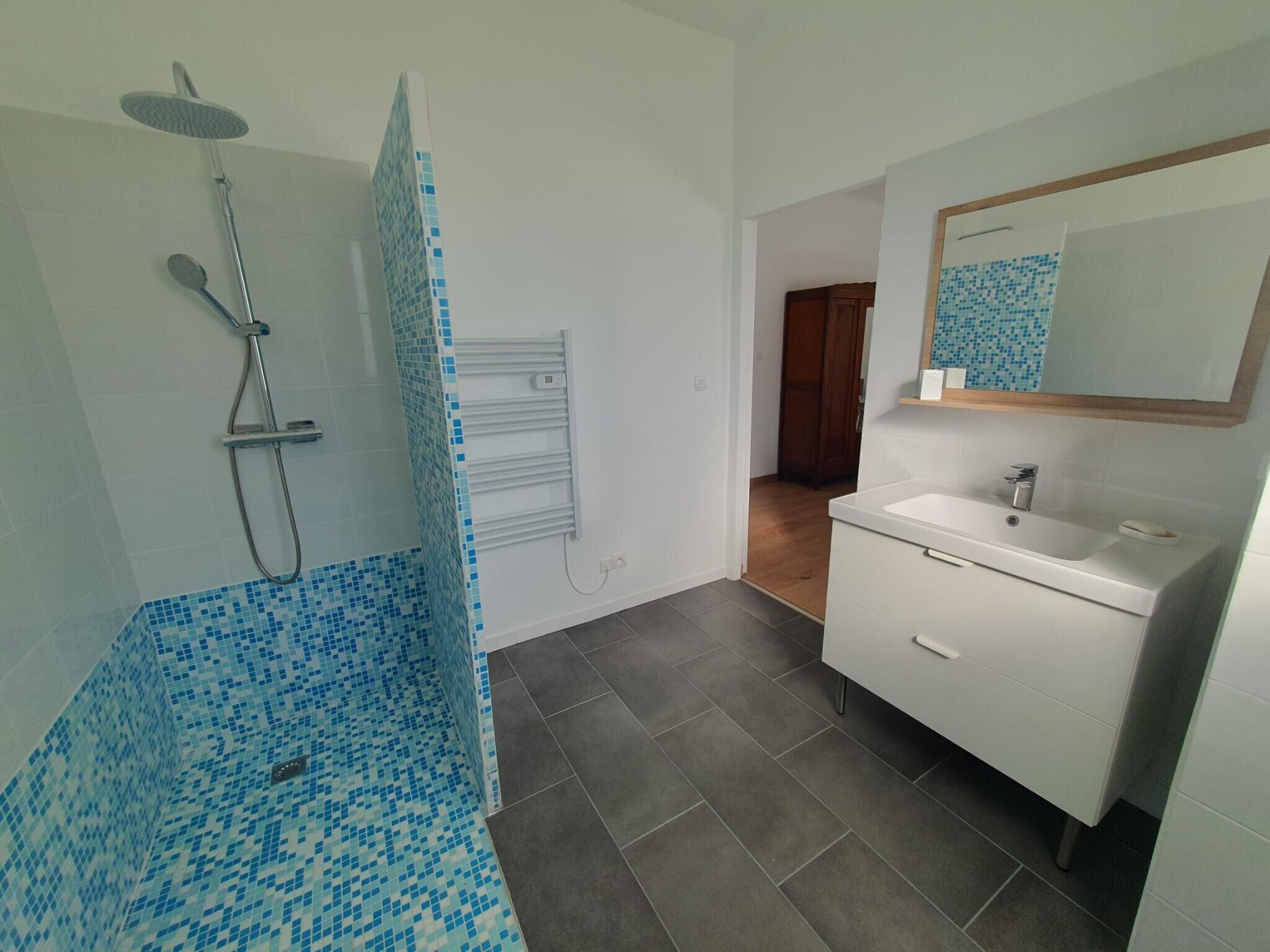 淋浴设施、免费洗浴用品、吹风机、毛巾