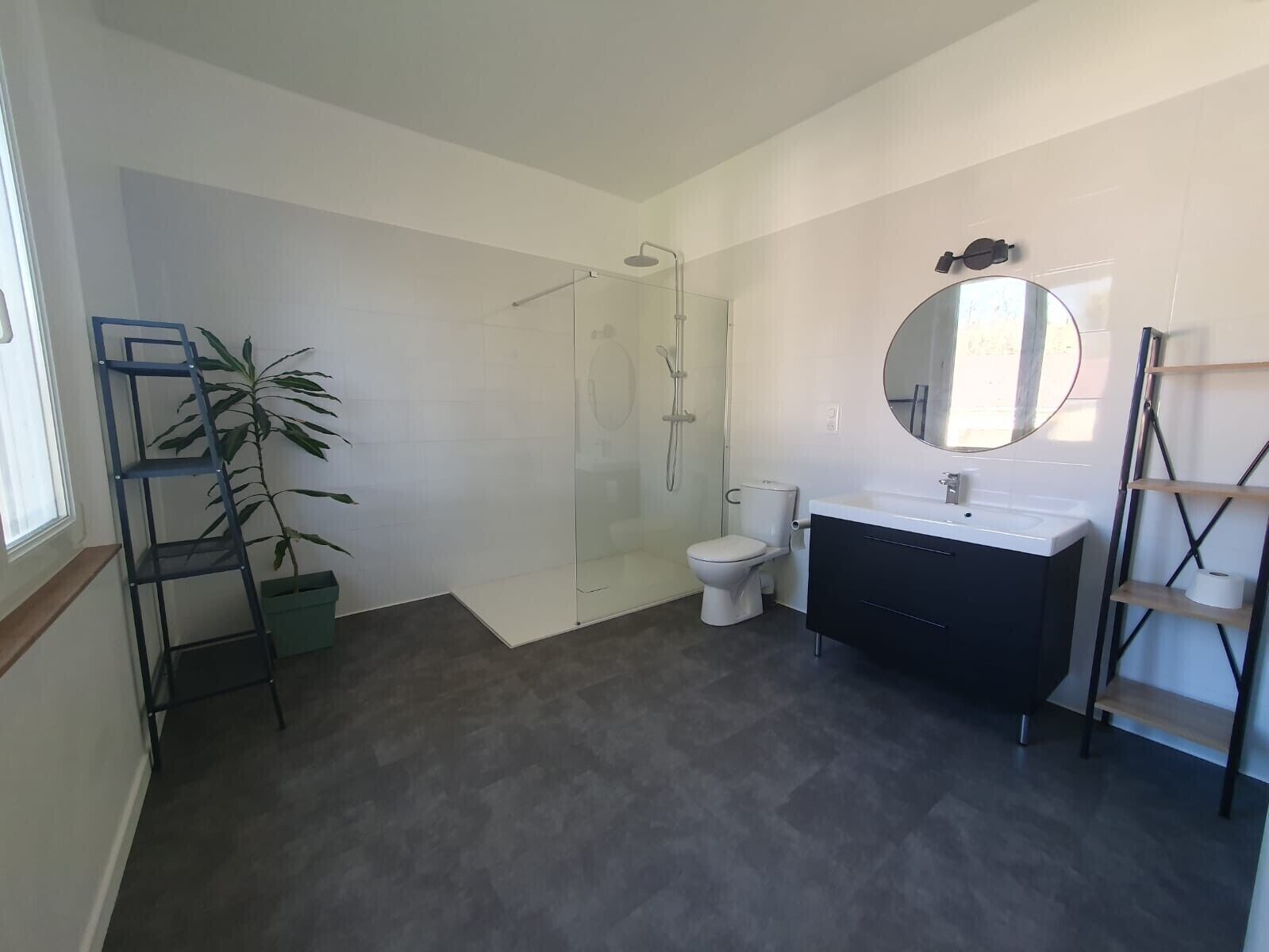 Douche, articles de toilette gratuits, sèche-cheveux