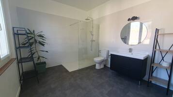 Douche, articles de toilette gratuits, sĂšche-cheveux
