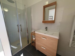 Shower, free toiletries, hair dryer, towels