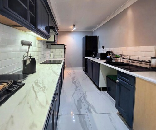 2 Bed House - Sleeps 4 - Pets - Parking - Wifi