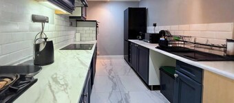 2 Bed House - Sleeps 4 - Pets - Parking - Wifi