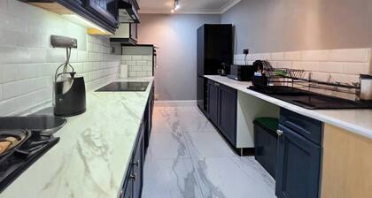 2 Bed House - Sleeps 4 - Pets - Parking - Wifi