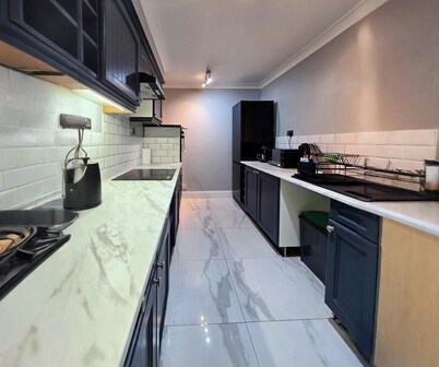 2 Bed House - Sleeps 4 - Pets - Parking - Wifi