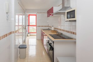 Geladeira, micro-ondas, fogão, lava-louças