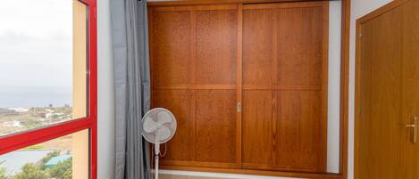 2 slaapkamers, reisbedje, gratis wifi, beddengoed