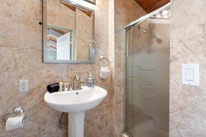 Condo, Multiple Beds (KKSR#1304 Direct Oceanfront Top Floor) | Bathroom