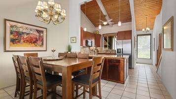 Condo, Multiple Beds (KKSR#1304 Direct Oceanfront Top Floor) | Dining