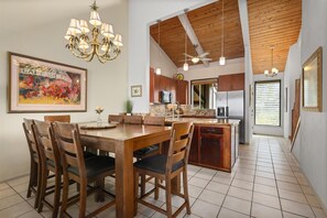 公寓客房, 多張床 (KKSR#1304 Direct Oceanfront Top Floor) | 用餐區