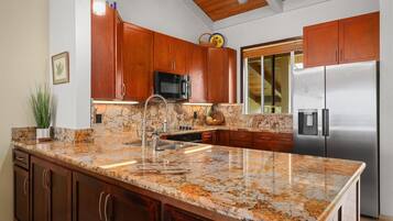 Condo, Multiple Beds (KKSR#1304 Direct Oceanfront Top Floor) | Private kitchen