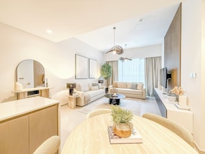 Appartement Luxe, balcon, vue cour intérieure | Restauration dans la chambre