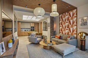 TV, offices - Exceptional apartment near Montmartre 10 people (Paris)