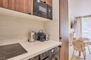 Kühlschrank, Mikrowelle, Wasserkocher mit Kaffee-/Teezubehör, Toaster