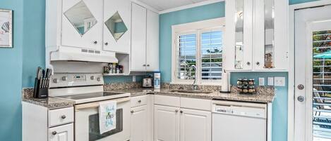 ثلاجة، ميكروويف، فرن، موقد طهي مسطح