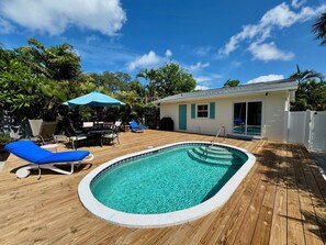 Una piscina al aire libre, una piscina climatizada