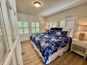 2 habitaciones, tabla de planchar con plancha y cuna de viaje