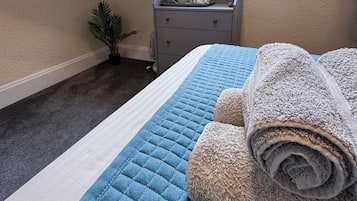 Habitación doble estándar, baño privado | Tabla de planchar con plancha, wifi gratis y ropa de cama