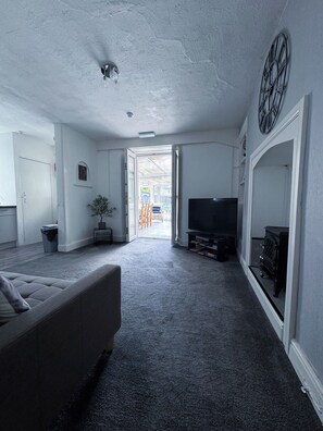 Apartment | Living area | 32-inch Smart TV with satellite channels - Thornleigh Guest House (Windermere)