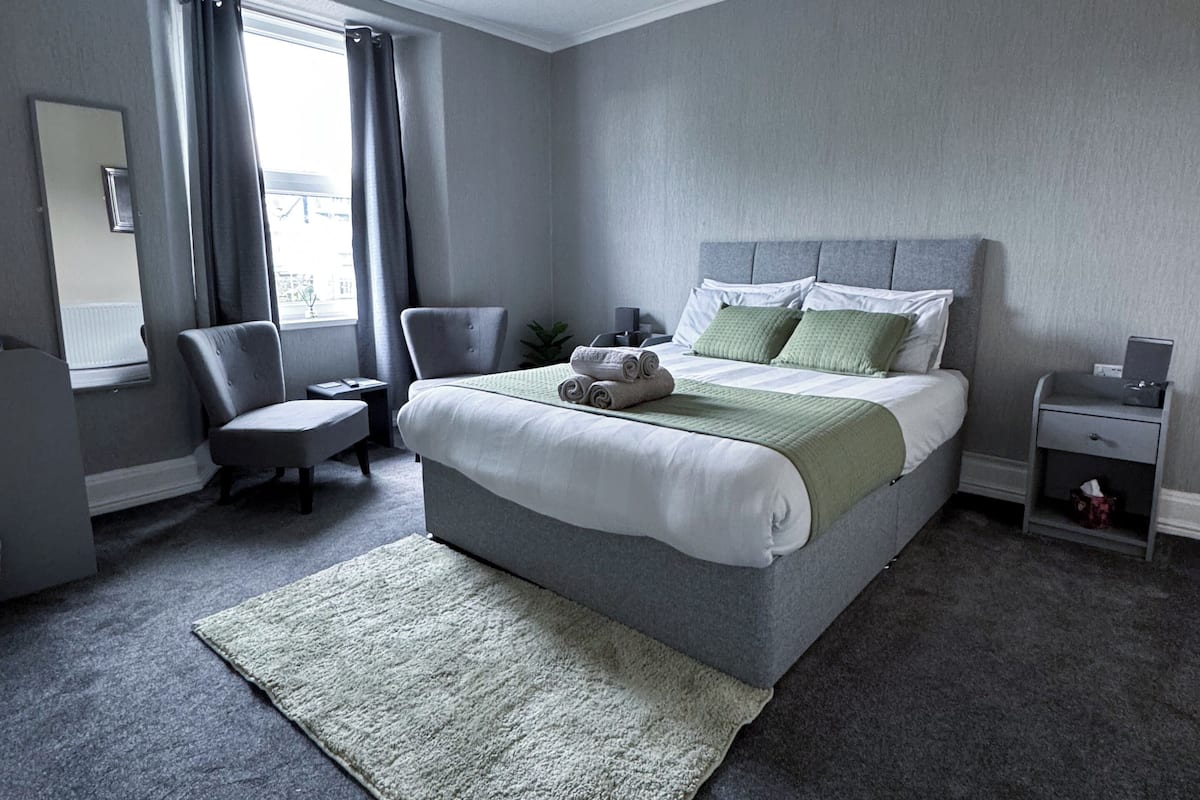 Doppia Deluxe, bagno privato | Ferro/asse da stiro, Wi-Fi gratuito, lenzuola
