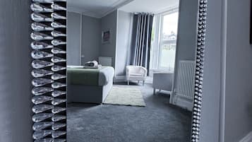 Deluxe-Doppelzimmer, eigenes Bad | Bügeleisen/Bügelbrett, kostenloses WLAN, Bettwäsche