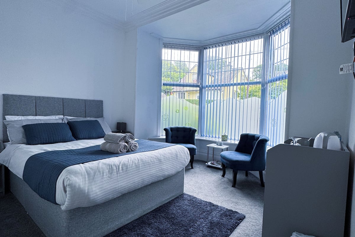 Habitació doble estàndard, bany privat | Planxa i posts de planxar, wifi gratuïta i roba de llit