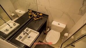 Chuveiro, secador de cabelo, toalhas de banho 