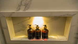 Douche, sèche-cheveux, serviettes fournies