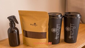 Chuveiro, secador de cabelo, toalhas de banho 