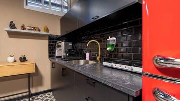 Refrigerador, microondas, horno, placa de cocina