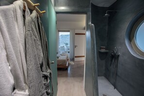 Douche, sèche-cheveux, serviettes fournies, savon