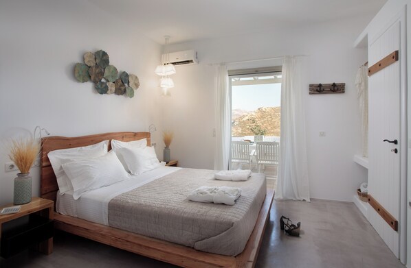 1 quarto, ferros/tábuas de passar roupa, berço de viagem